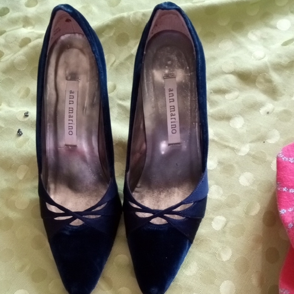 Ann Marino Women's Navy Velvet and Satin Heels. Size 8 1/2, 3" Heel
